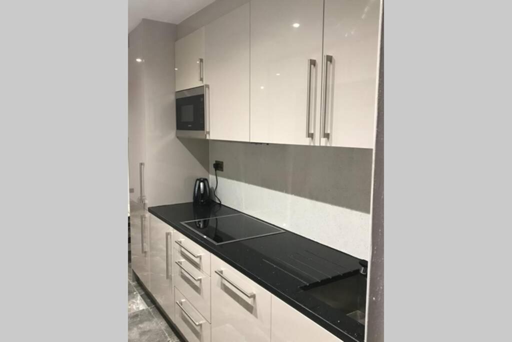 Bright, Stylish Studio Flat With Sky Sports Earley Экстерьер фото