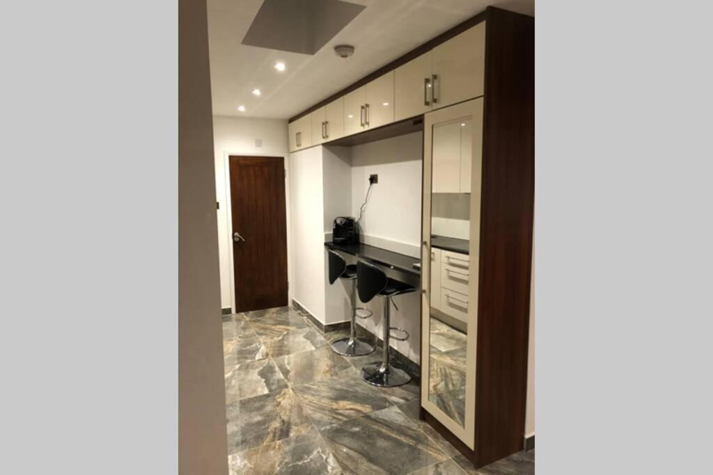 Bright, Stylish Studio Flat With Sky Sports Earley Экстерьер фото