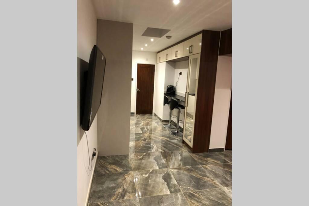 Bright, Stylish Studio Flat With Sky Sports Earley Экстерьер фото