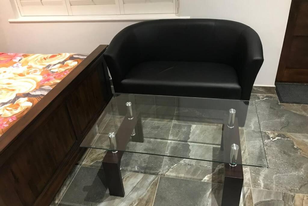 Bright, Stylish Studio Flat With Sky Sports Earley Экстерьер фото